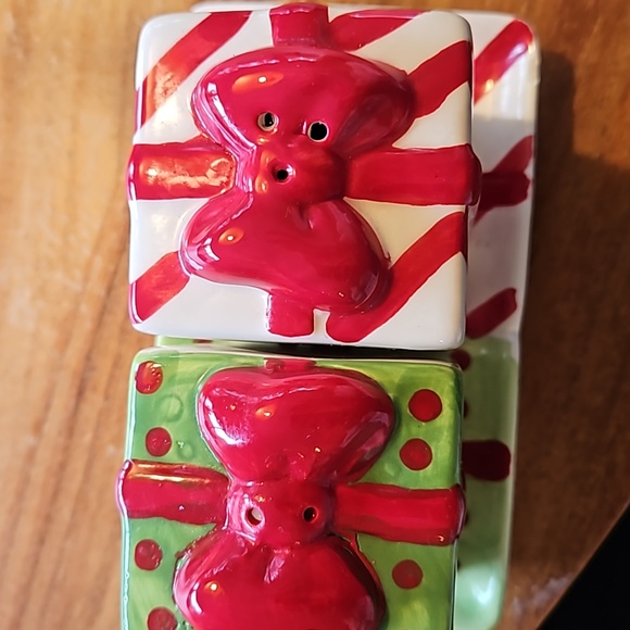 Vintage gift wrap present salt and pepper shakers with dish - Picture 7 of 10